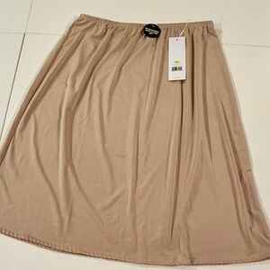 Jones New York - Tan/Nude 19" Slip - NWT - Size -  Medium
